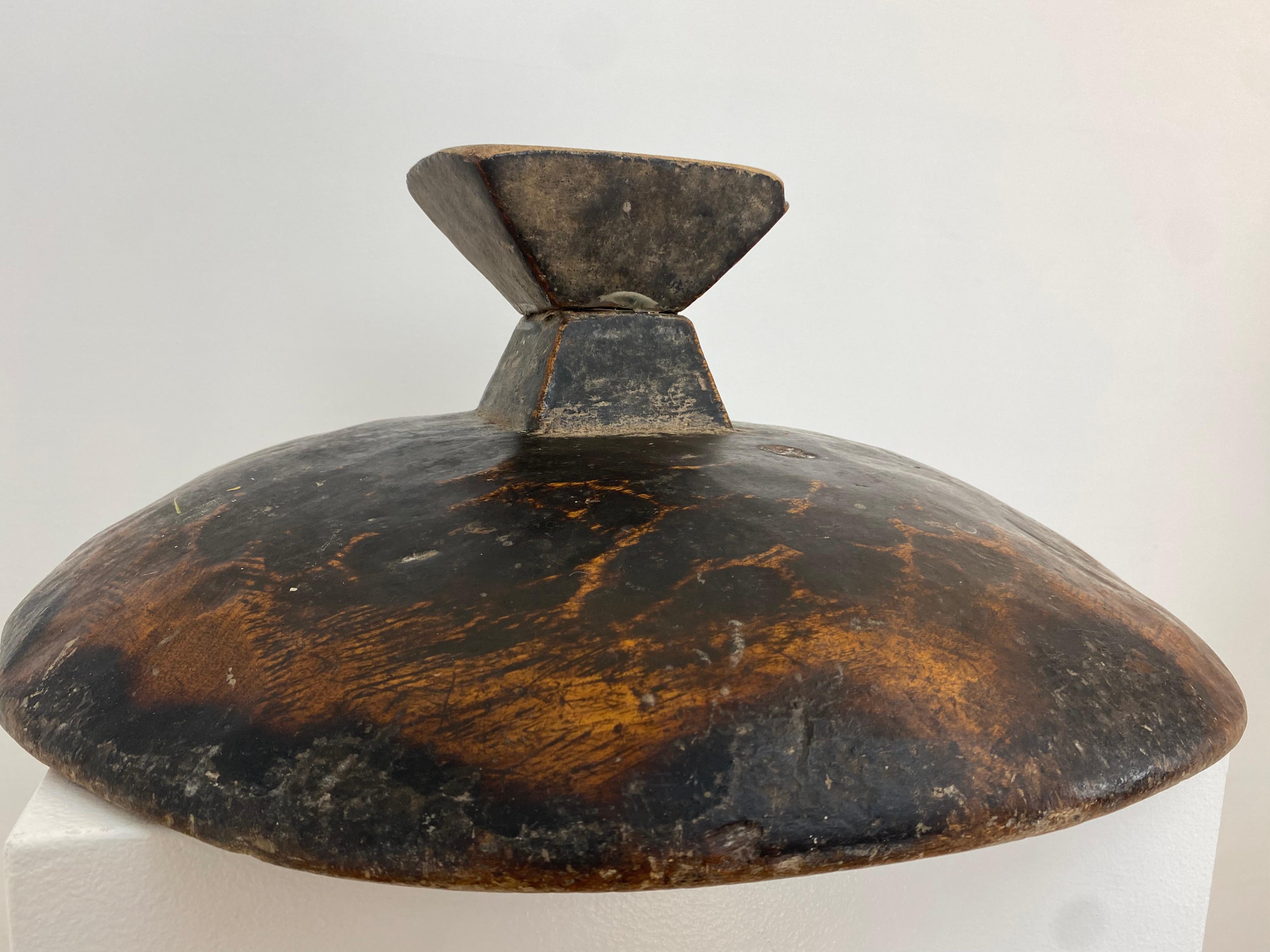 Antike Berber-Tazza aus Holz auf einem zentralen Fuß im Angebot 3