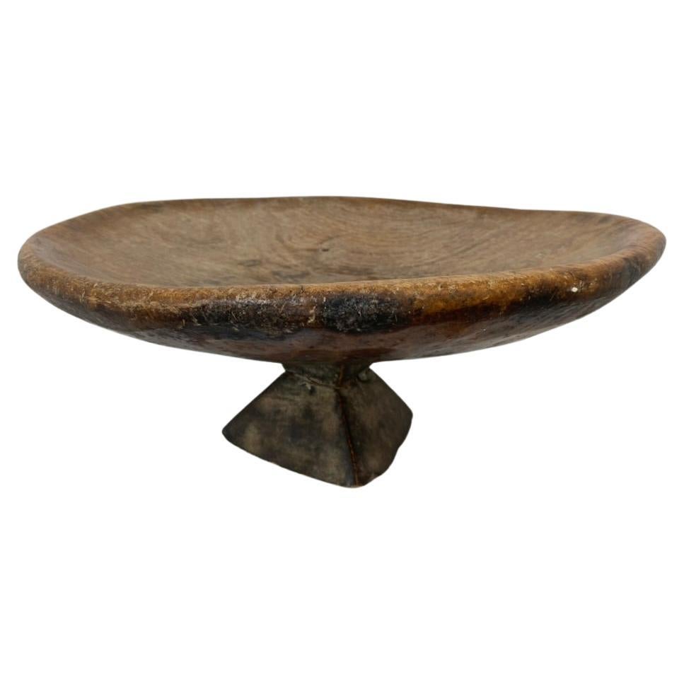 Antike Berber-Tazza aus Holz auf einem zentralen Fuß