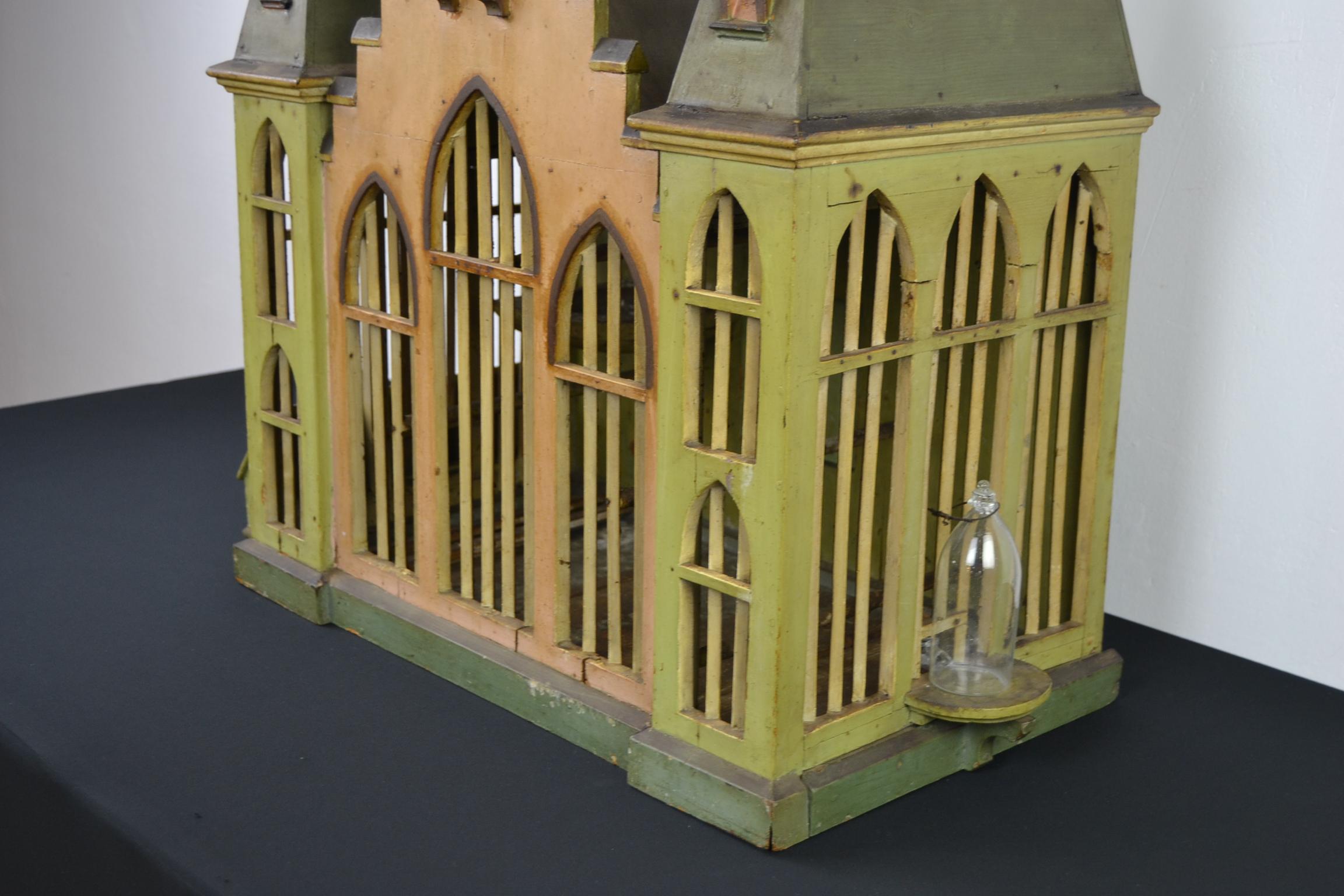 The House of Antiques, maison ou château en bois avec cage à oiseaux Bon état - En vente à Antwerp, BE