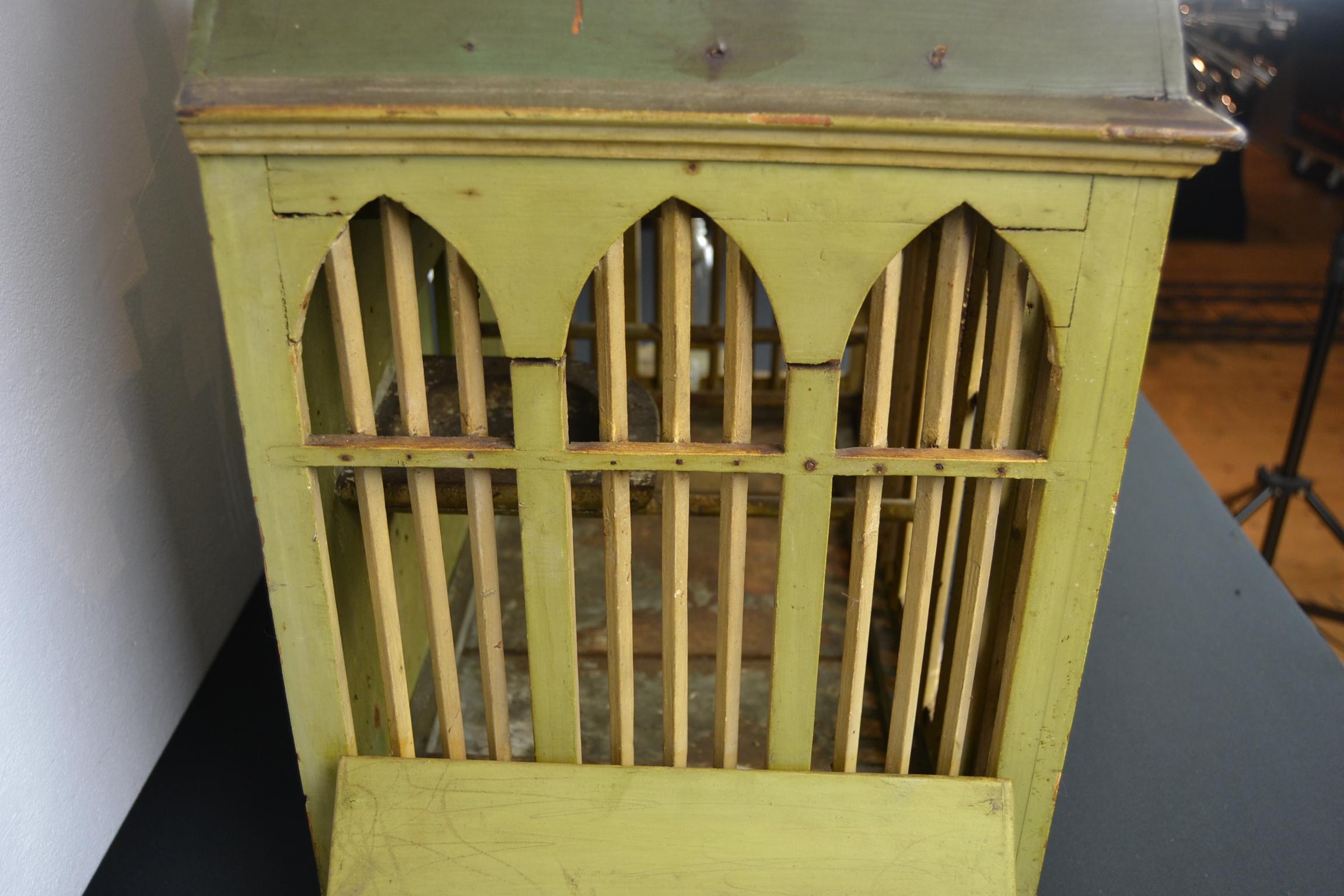 Verre The House of Antiques, maison ou château en bois avec cage à oiseaux en vente