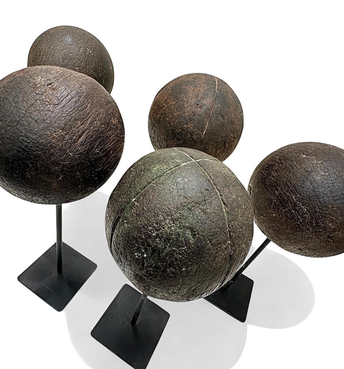 Sculpté Ancienne collection de boules de pétanque en bois Collection S en vente