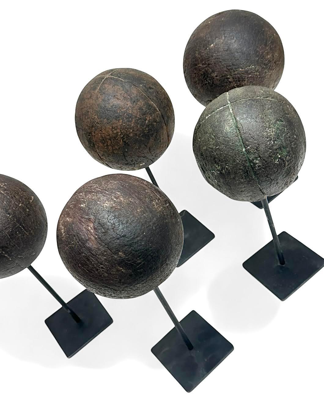 Ancienne collection de boules de pétanque en bois Collection S Bon état - En vente à Stamford, CT