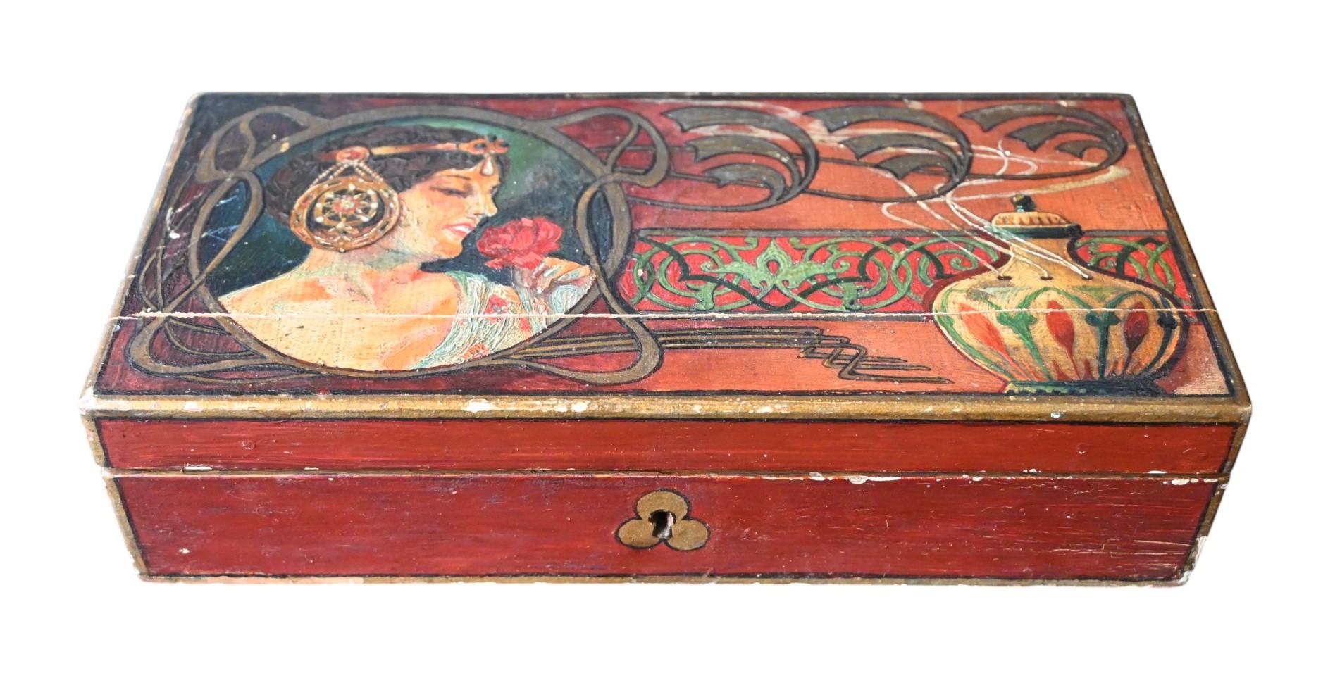 An oil-painted wooden box in the Art Nouveau style, early 20th century.
Old patina.
The key is missing.
11.5 x 23.5 cm, height 5.5 cm.