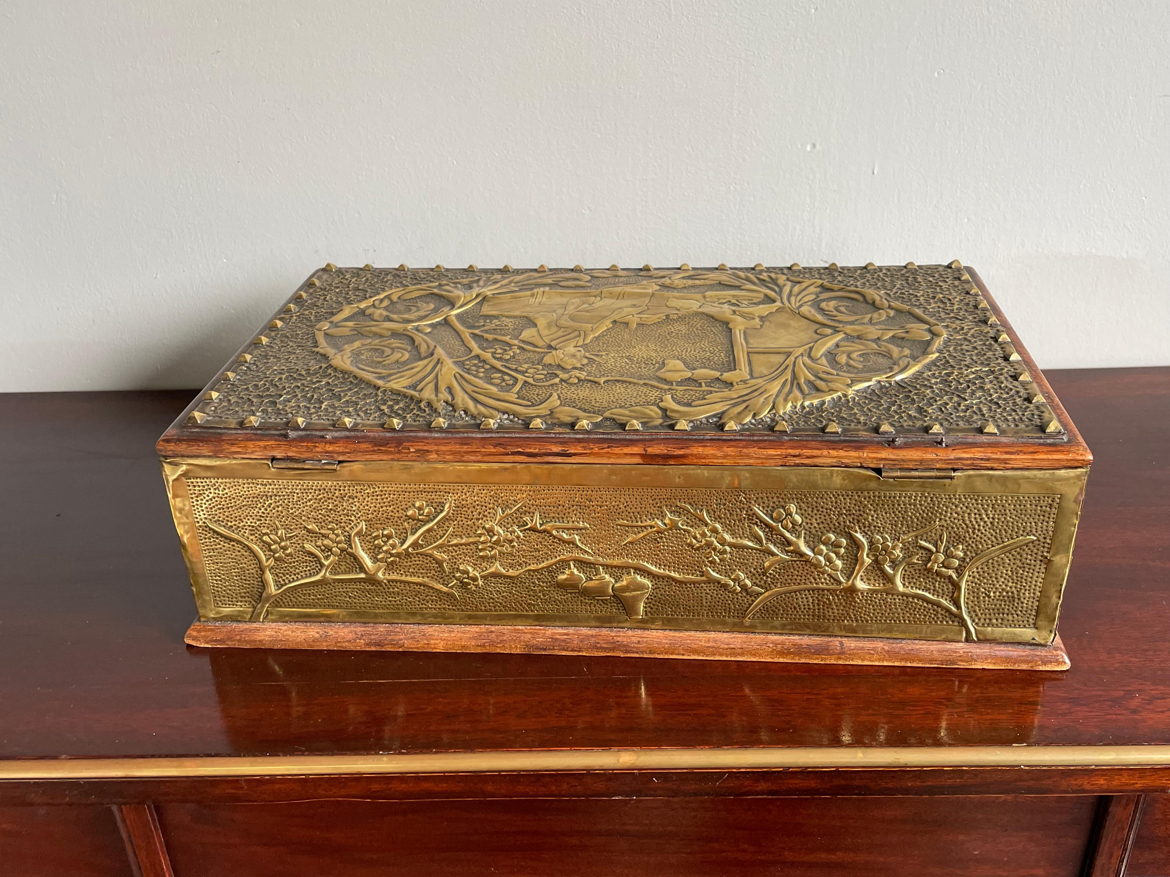 Antique Wooden Box w. Embossed Copper Japonisme Scene & Handcrafted Brass Nails In Good Condition For Sale In Lisse, NL