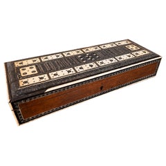 Caja antigua de madera con incrustaciones geométricas