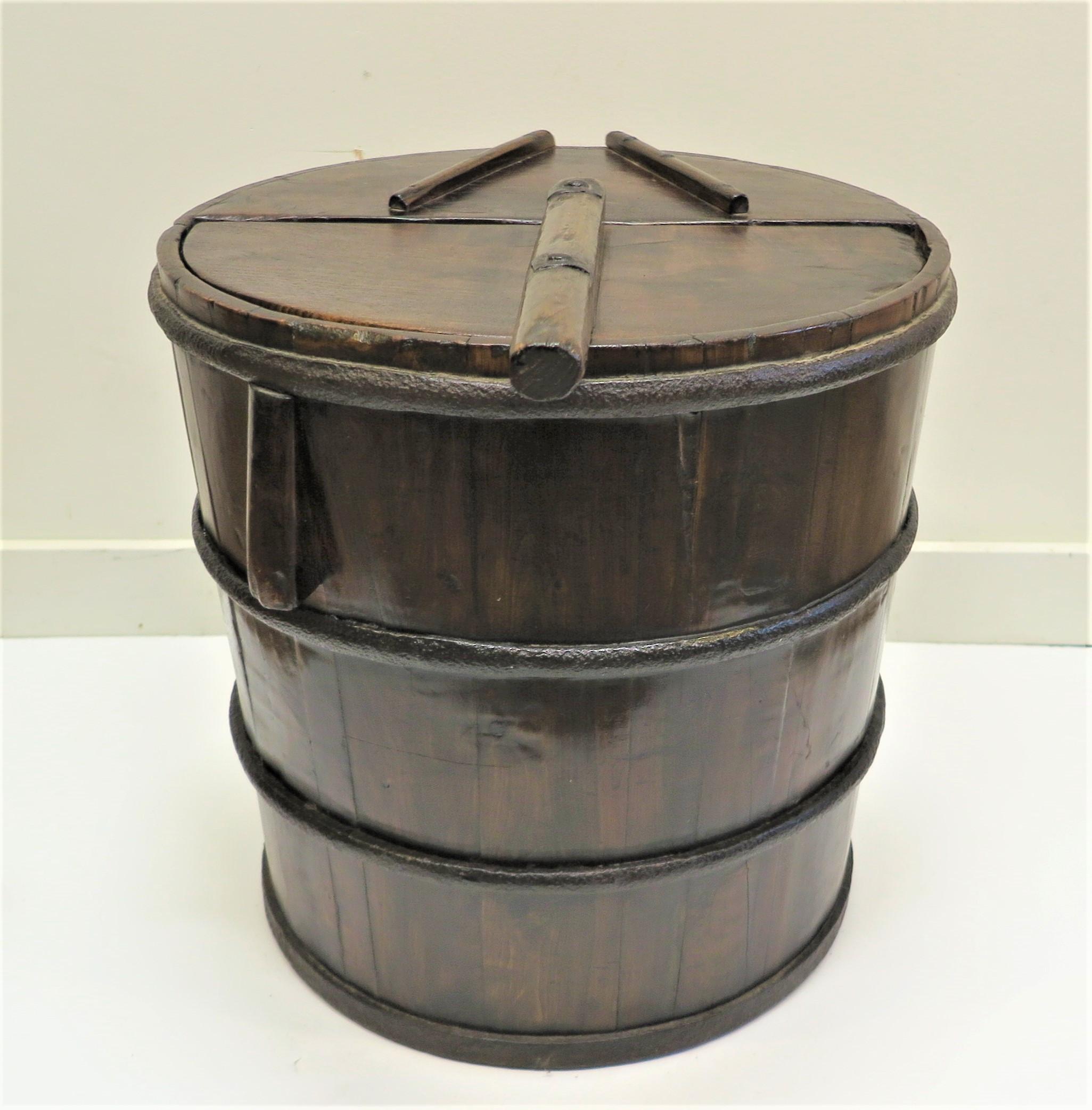 Ferro Secchio di legno antico in vendita