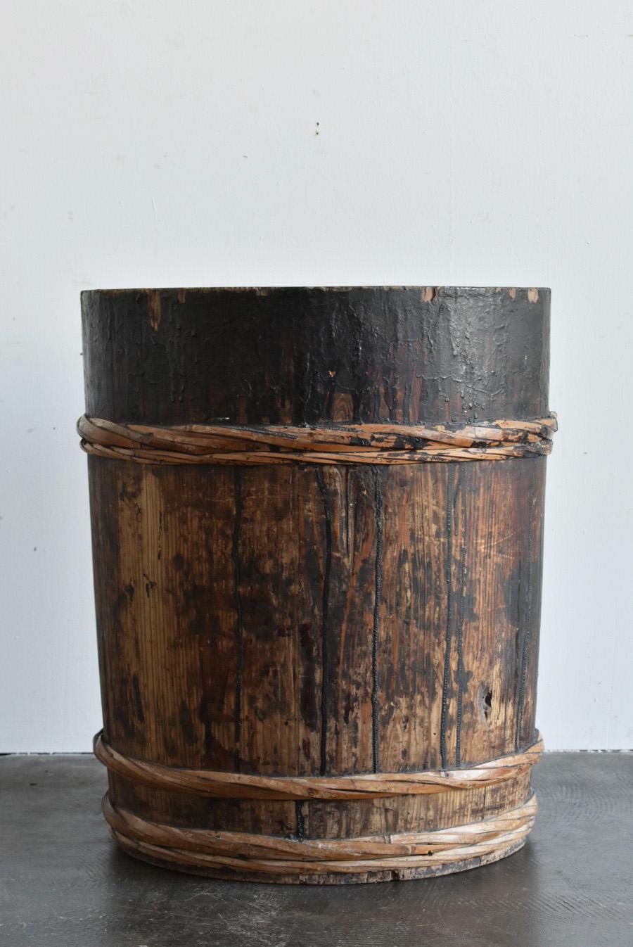 Antique wooden bucket of Japanese lacquer craftsman/20th century/planter For Sale 1
