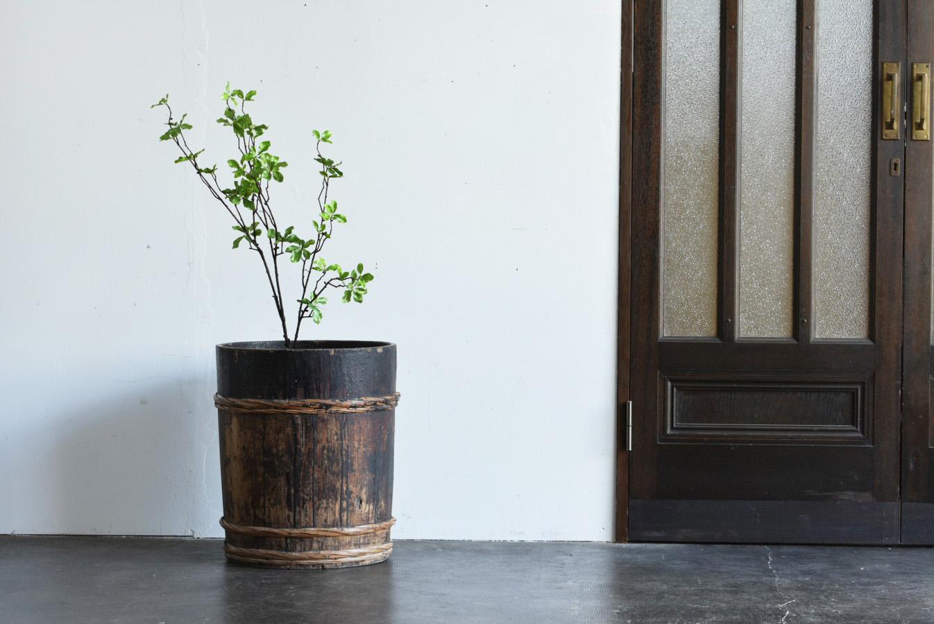 Antique wooden bucket of Japanese lacquer craftsman/20th century/planter For Sale 9