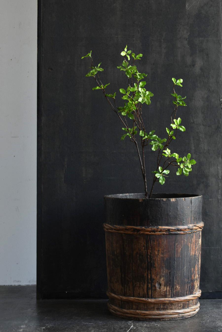 Se trata de un cubo de madera utilizado por los artesanos laqueros japoneses para almacenar la laca.
Se cree que se utilizó desde el periodo Meiji hasta la primera mitad de la era Showa (1868-1940).
Se cree que esta herramienta se utilizaba en la