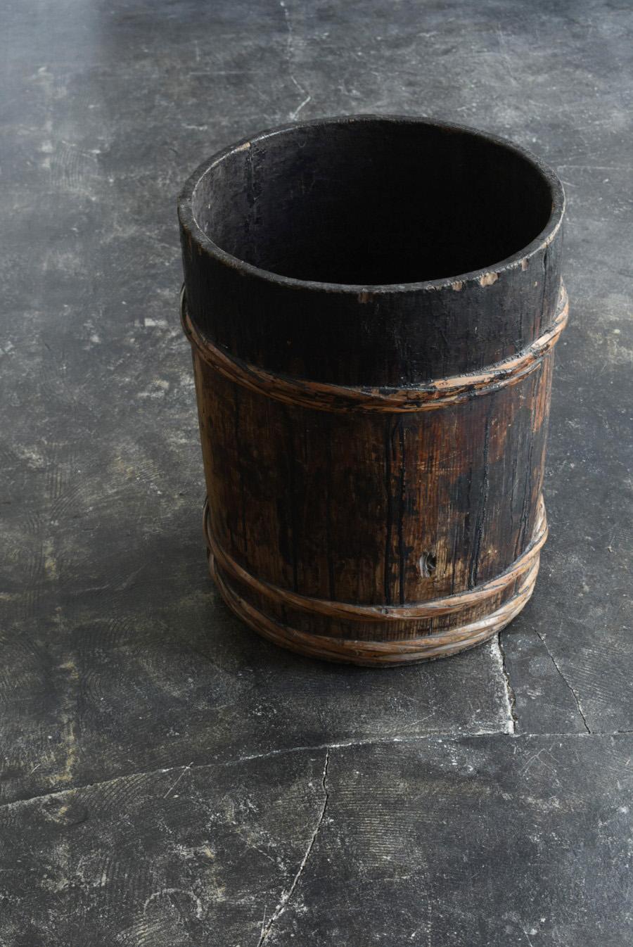 Antique wooden bucket of Japanese lacquer craftsman/20th century/planter In Good Condition For Sale In Sammu-shi, Chiba