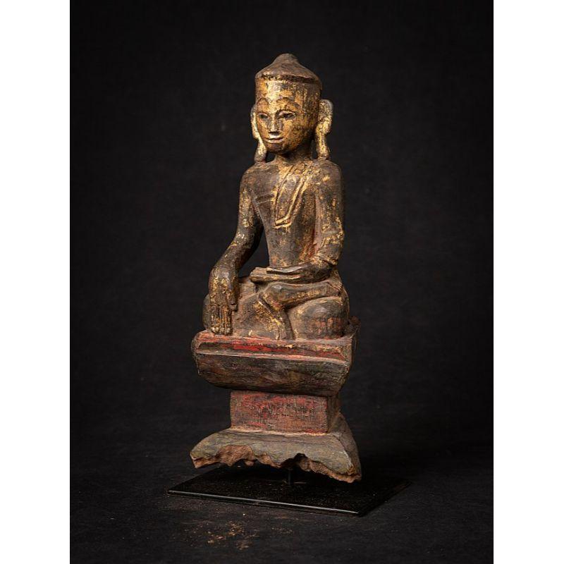 MATERIAL: Holz
27,9 cm hoch 
13,1 cm breit und 9,1 cm tief
Gewicht: 0,794 kg
Vergoldet mit 24 krt. Gold
Shan (Tai Yai) Stil
Bhumisparsha Mudra
Mit Ursprung in Birma
18. Jahrhundert

