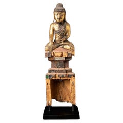 Antiker burmesischer Buddha aus Holz aus Burma