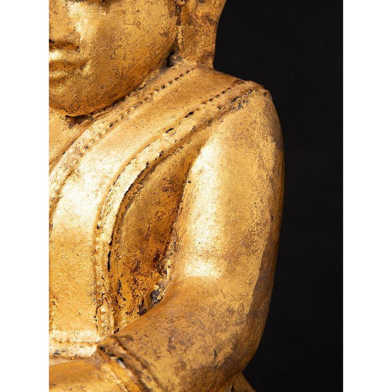 Antike burmesische Buddha-Statue aus Holz aus Burma im Angebot 11