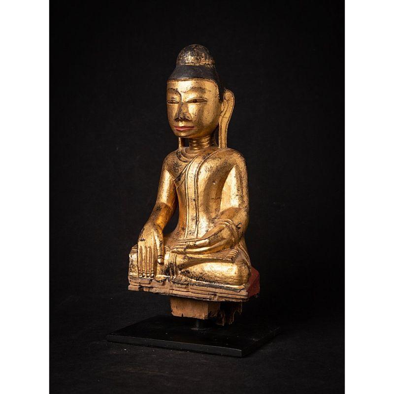MATERIAL : bois
37,5 cm de hauteur 
18,3 cm de large et 13,3 cm de profondeur
Poids : 2,797 kgs
Doré avec de l'or 24 krt.
Style Shan (Tai Yai)
Bhumisparsha mudra
Originaire de Birmanie
18ème siècle
Sur socle en métal noir

