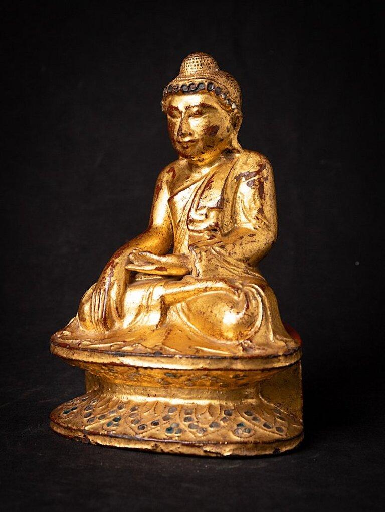 Material: wood
Measures: 23,8 cm high 
16,5 cm wide and 13,3 cm deep
Weight: 0.939 kgs
Gilded with 24 krt. gold
Mandalay style
Bhumisparsha mudra
Originating from Burma
19th century.
  