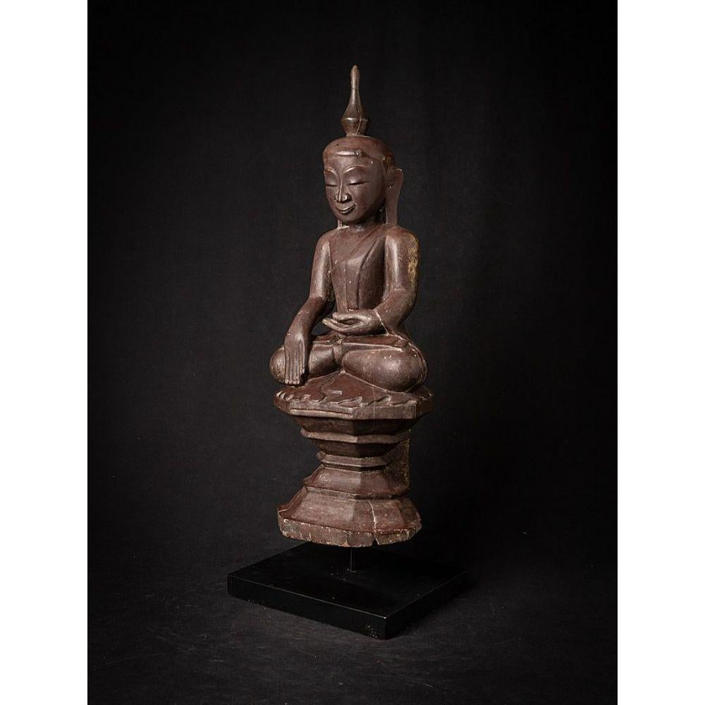 Material: wood
70 cm high 
25 cm wide and 21 cm deep
Weight: 5.014 kgs
With traces of 24 krt. gilding
Shan (Tai Yai) style
Bhumisparsha mudra
Originating from Burma
18th century












