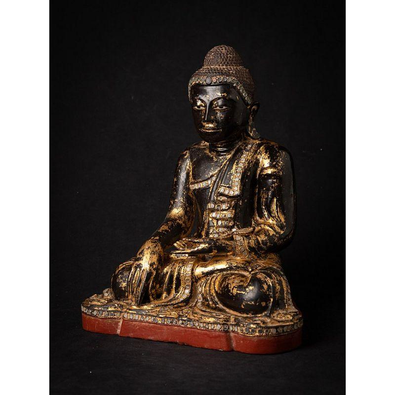 Material: wood
Measures: 35 cm high 
28,8 cm wide and 20,5 cm deep
Weight: 2.933 kgs
With traces of the original gilding
Mandalay style
Bhumisparsha mudra
Originating from Burma
19th century
With inlayed eyes.

