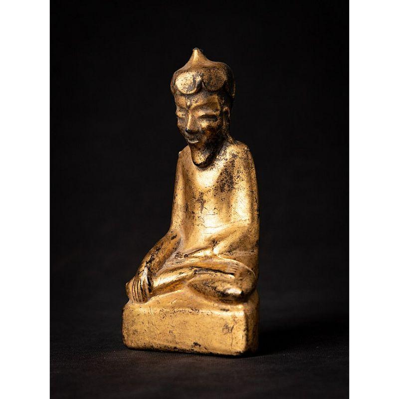 Material: wood
Measures: 12,9 cm high 
6,7 cm wide and 3,5 cm deep
Weight: 0.083 kgs
Gilded with 24 krt. gold
Shan (Tai Yai) style
Bhumisparsha mudra
Originating from Burma
19th century.

