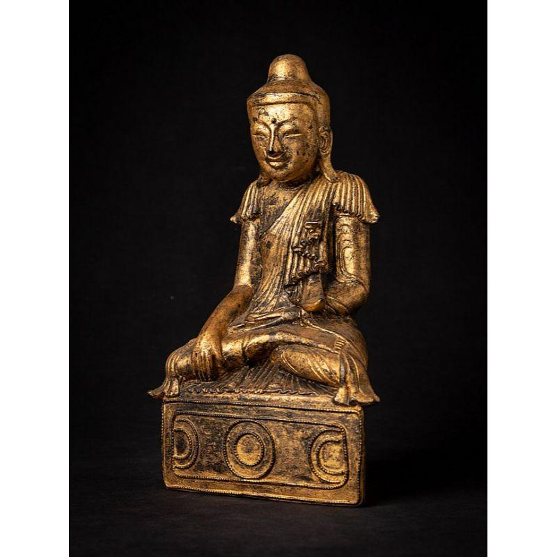 Material: wood
29,5 cm high 
17,3 cm wide and 8,6 cm deep
Weight: 0.991 kgs
Gilded with 24 krt. gold
Shan (Tai Yai) style
Bhumisparsha mudra
Originating from Burma
19th Century.

 