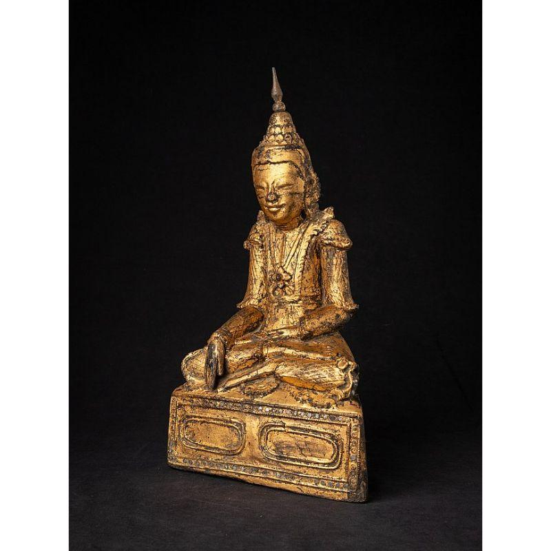 MATERIAL: Holz
40 cm hoch 
21,2 cm breit und 11,3 cm tief
Gewicht: 1.628 kg
Vergoldet mit 24 krt. Gold
Shan (Tai Yai) Stil
Bhumisparsha Mudra
Mit Ursprung in Birma
Ende 18. / Anfang 19. Jahrhundert

