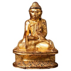 Antica statua di Buddha birmano in legno proveniente dalla Birmania