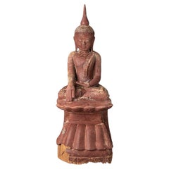 Antica statua di Buddha birmano in legno proveniente dalla Birmania