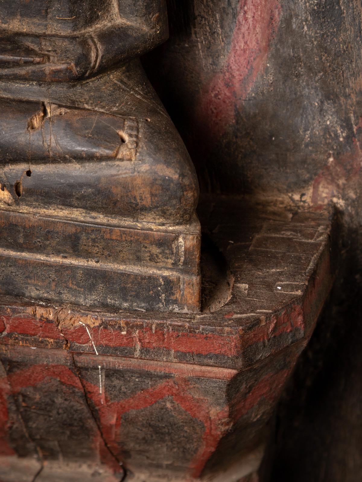 Cette statue de Bouddha antique en bois de Birmanie est un superbe exemple d'artisanat de style Mandalay datant du XVIIIe siècle, représentant le Bouddha dans le serein Dhyana mudra. Sculptée dans du bois massif et mesurant 61,7 cm de haut, 47,6 cm