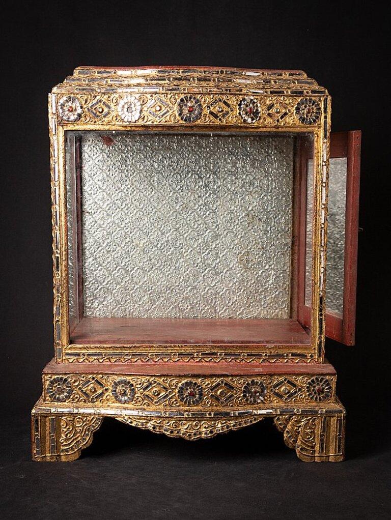 Material: wood.
Measures: 62 cm high.
49, 6 cm wide and 34 cm deep.
Weight: 9.00 kgs.
Gilded with 24 krt. gold.
Mandalay style.
Originating from Burma.
19th Century.
 