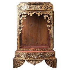 Antico tempio del Buddha birmano in legno proveniente dalla Birmania