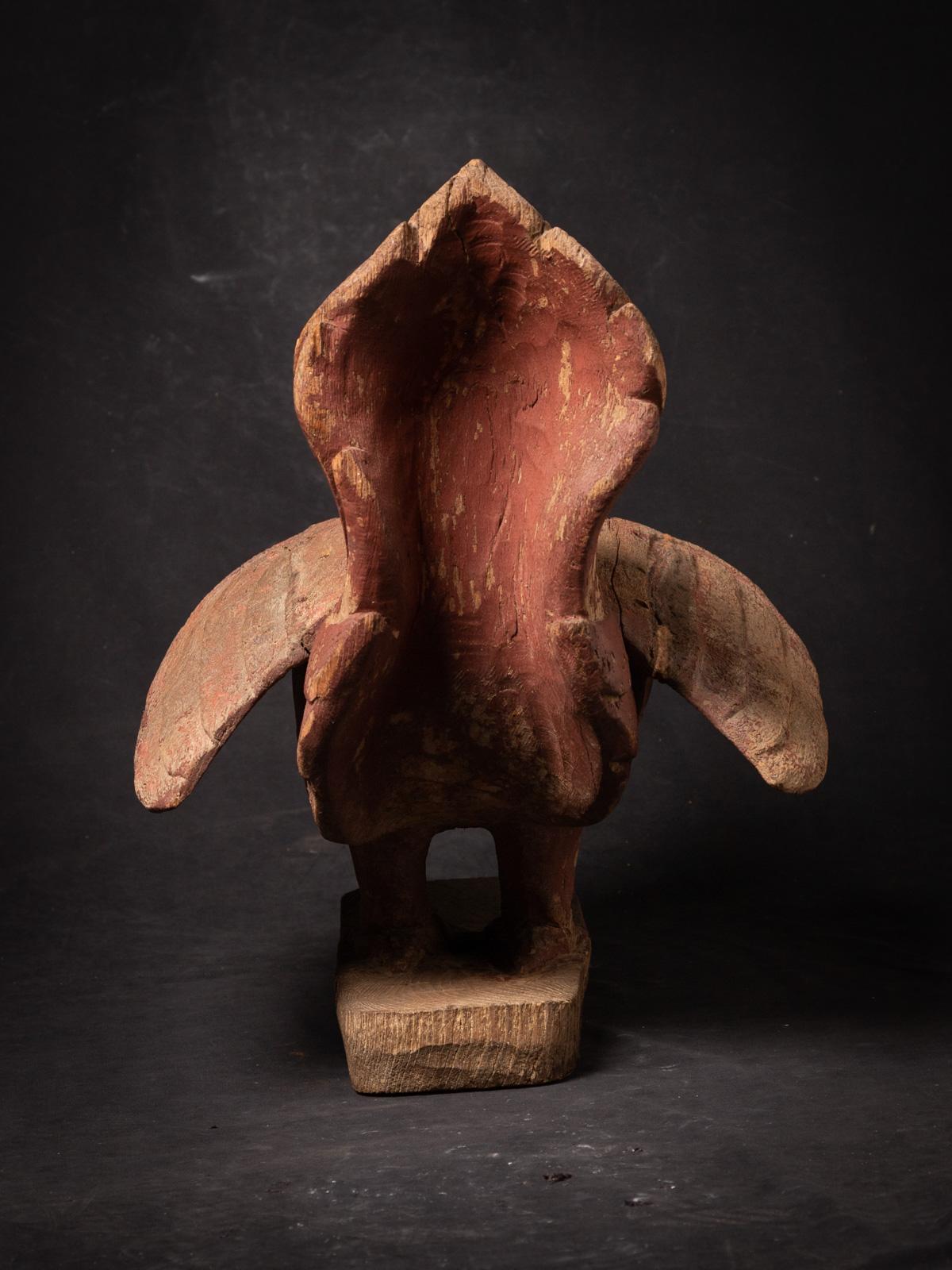 Material : wood
51,7 cm high
41 cm wide and 50,5 cm deep
The Mythological Hintha Bird is also being called : Hamsa bird
18th century
Weight: 14,15 kgs
Originating from Burma
Nr: 3666-40A