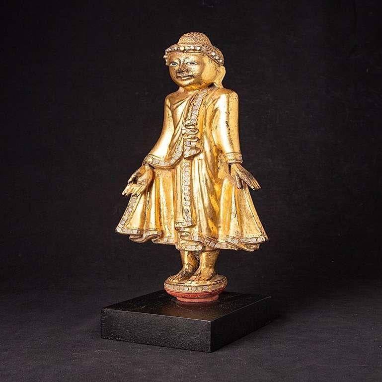 Material: wood
40,4 cm high 
18,2 cm wide and 12,5 cm deep
Weight: 0.968 kgs
Gilded with 24 krt. gold
Mandalay style
Originating from Burma
19th century
With inlayed eyes
