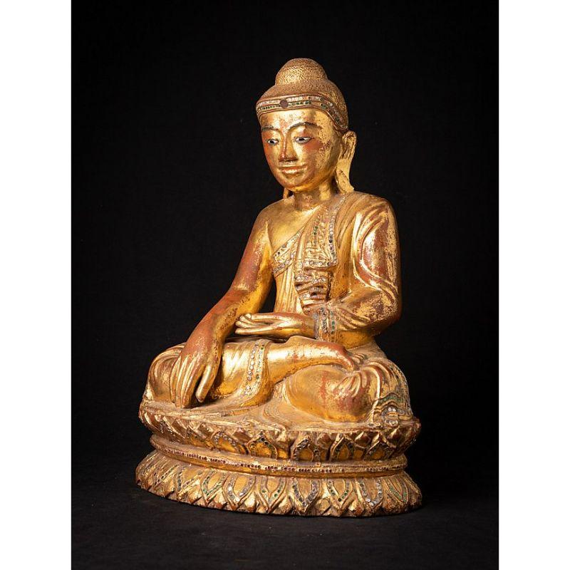 Materiale: Wood
51 cm di altezza 
34,5 cm di larghezza e 29 cm di profondità
Peso: 7.123 kg
Dorata con oro 24 krt.
Stile Mandalay
Bhumisparsha mudra
Originario della Birmania
xIX secolo
Con occhi intarsiati.

