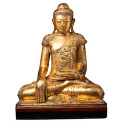 Antica statua di Buddha birmano in legno di Mandalay