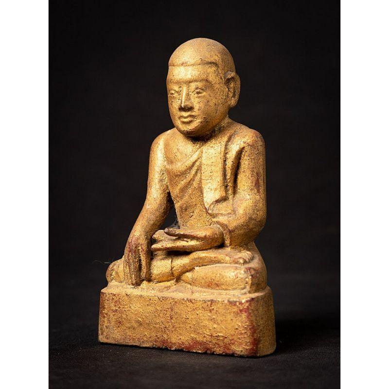 Material: wood
13 cm high 
7,9 cm wide and 4,4 cm deep
Weight: 0.097 kgs
Gilded with 24 krt. gold
Bhumisparsha mudra
Originating from Burma
19th century

