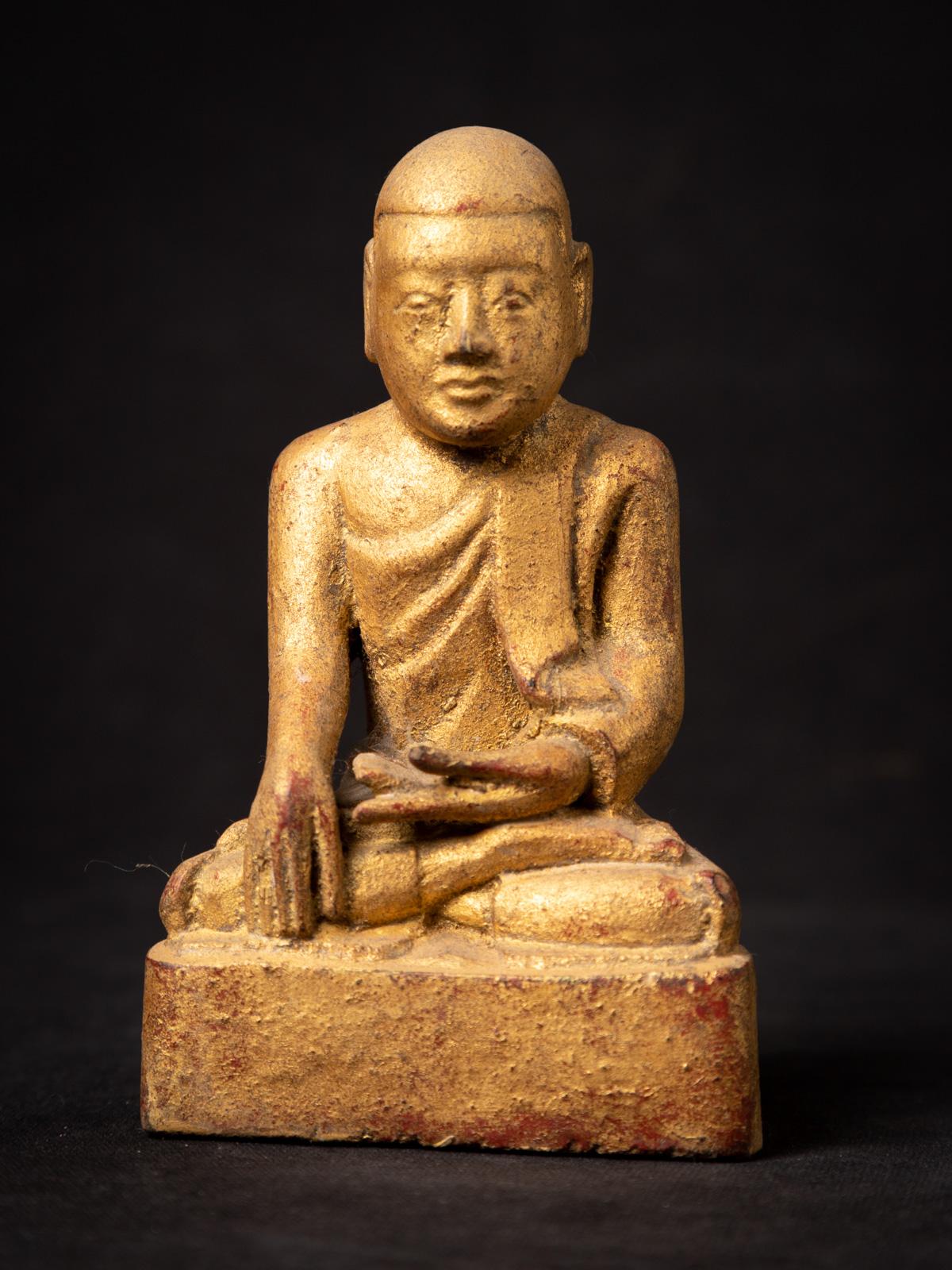 Ce moine birman antique en bois, originaire du Myanmar et datant du XIXe siècle, est un témoignage frappant de l'art et de l'héritage spirituel de la région. D'une hauteur de 13 cm, cette statue sculptée de façon complexe témoigne de l'artisanat