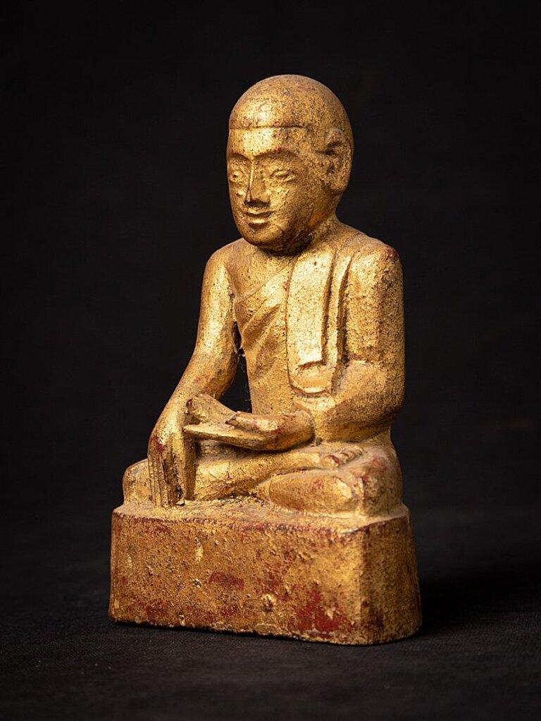 Material: wood.
Measures: 13 cm high.
8 cm wide and 4, 5 cm deep.
Weight: 0.098 kgs.
Gilded with 24 krt. gold.
Bhumisparsha mudra.
Originating from Burma.
19th Century.
 