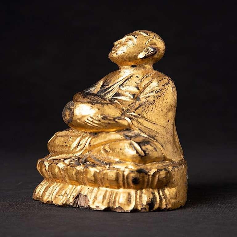 Material: wood
13,3 cm high 
9,6 cm wide and 8,1 cm deep
Weight: 0.15 kgs
Gilded with 24 krt. gold
Originating from Burma
19th century
It seems that at the backside of the pedestal the image is filled with a relic.
 