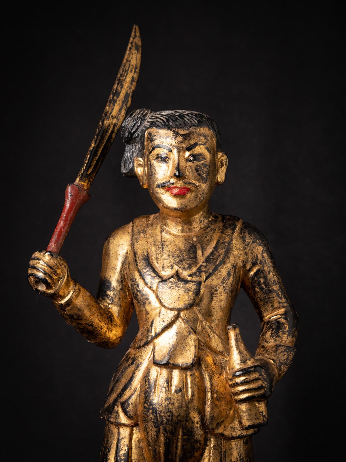 Statue antique en bois de Nat de Birmanie en vente 5