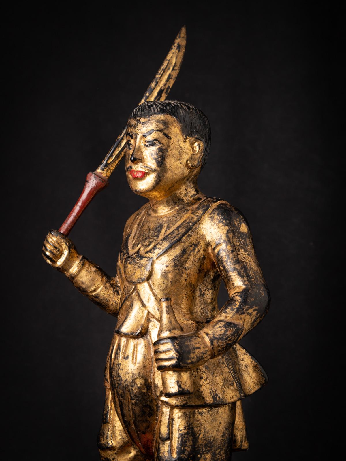 Statue antique en bois de Nat de Birmanie en vente 7