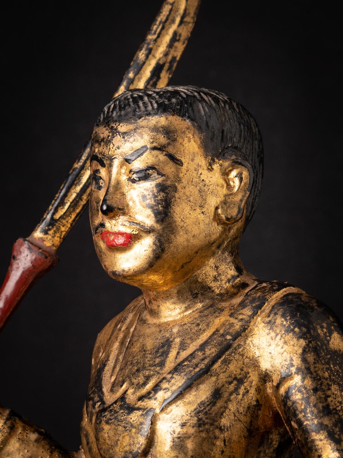 Statue antique en bois de Nat de Birmanie en vente 8