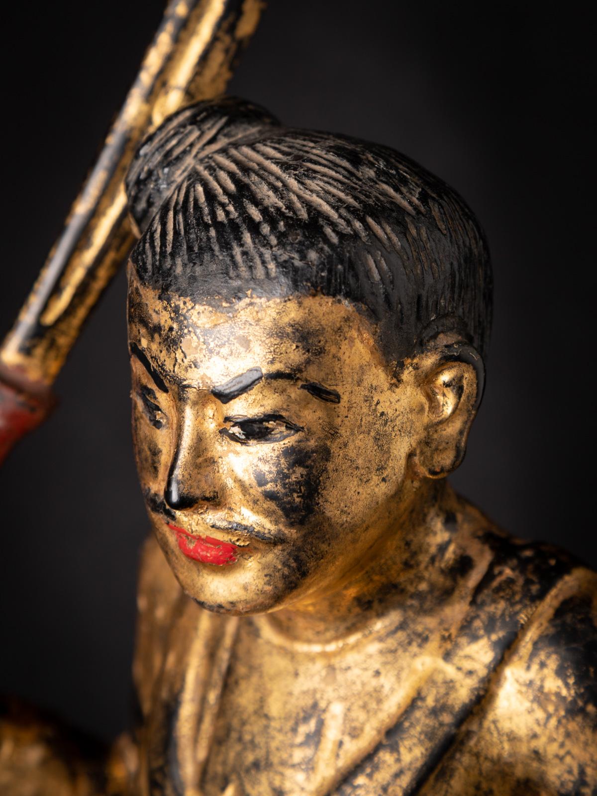 Statue antique en bois de Nat de Birmanie en vente 10