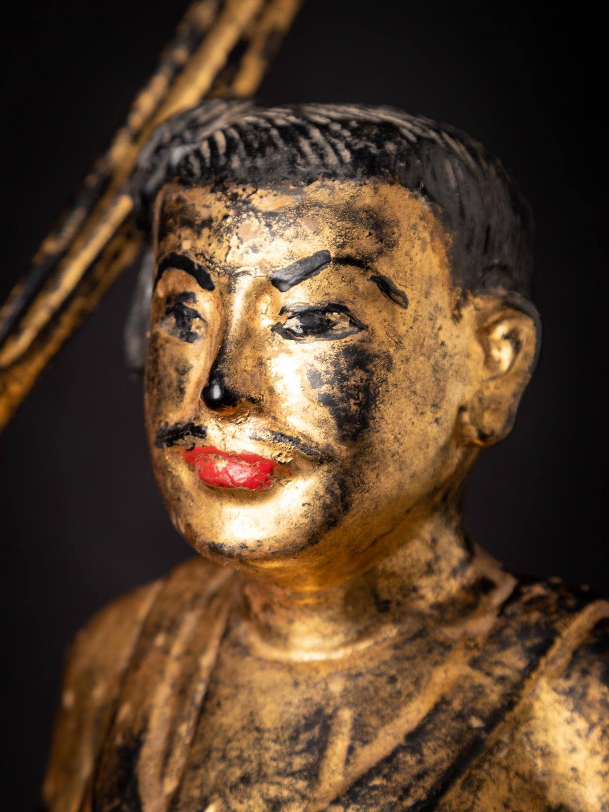 Statue antique en bois de Nat de Birmanie en vente 11