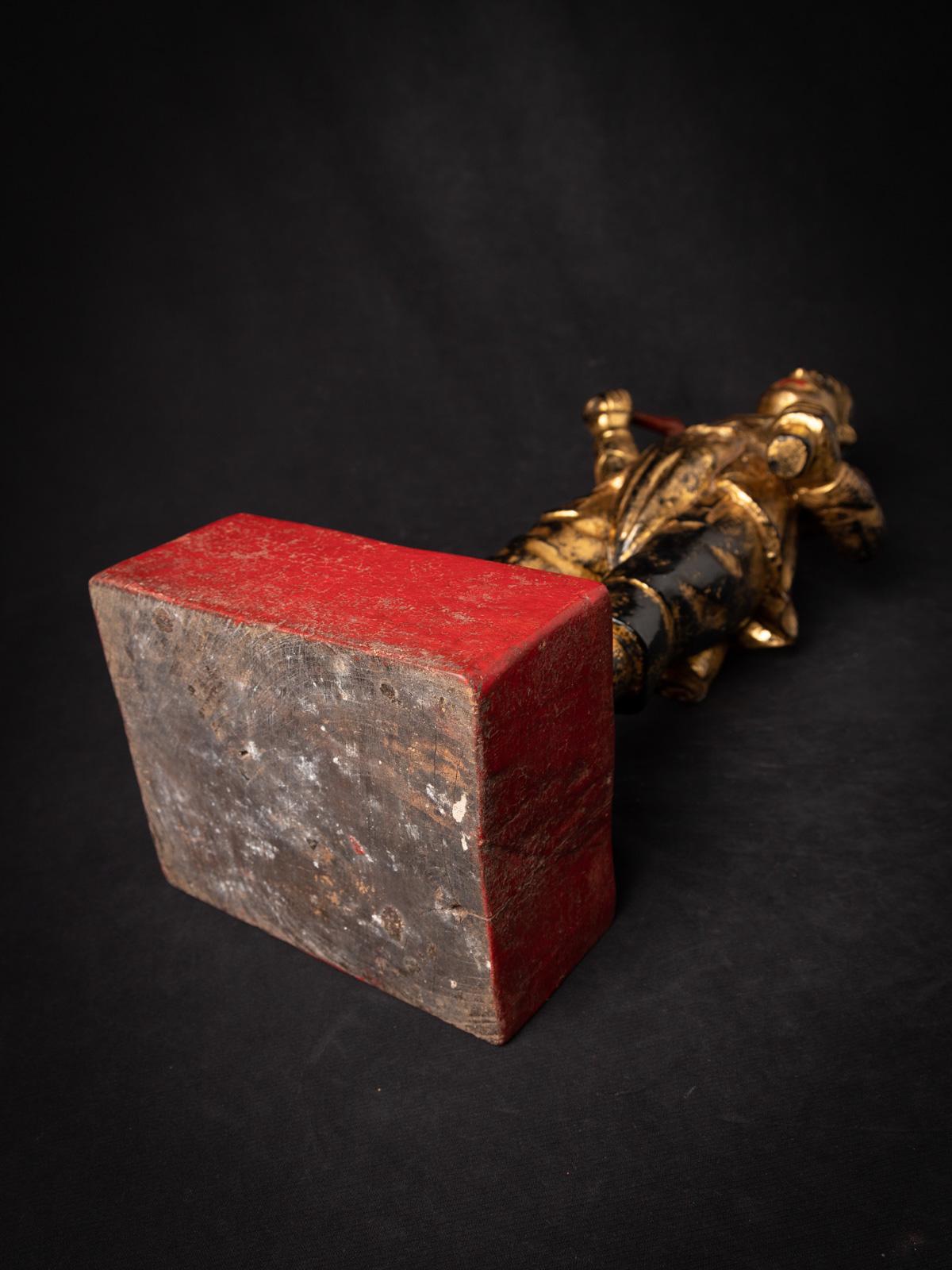 Statue antique en bois de Nat de Birmanie en vente 12