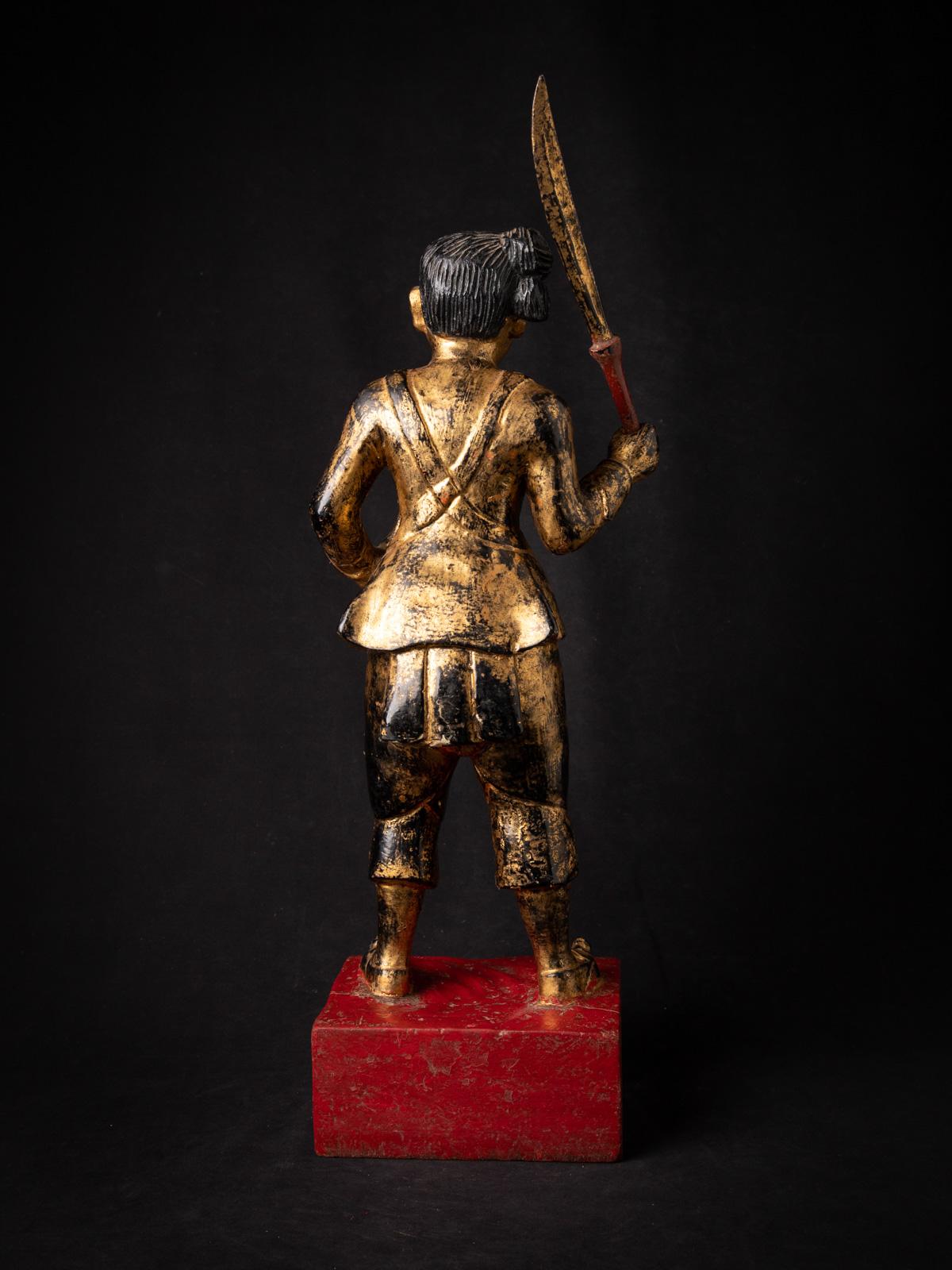 Bois Statue antique en bois de Nat de Birmanie en vente