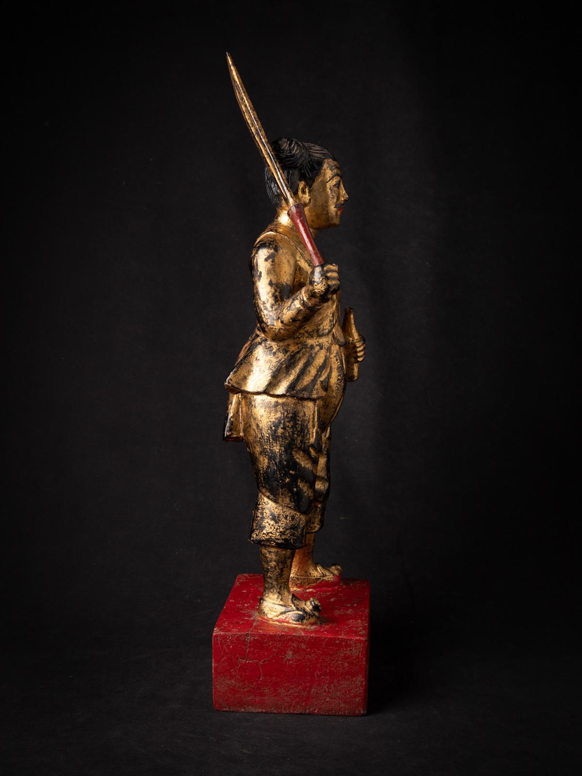 Statue antique en bois de Nat de Birmanie en vente 1