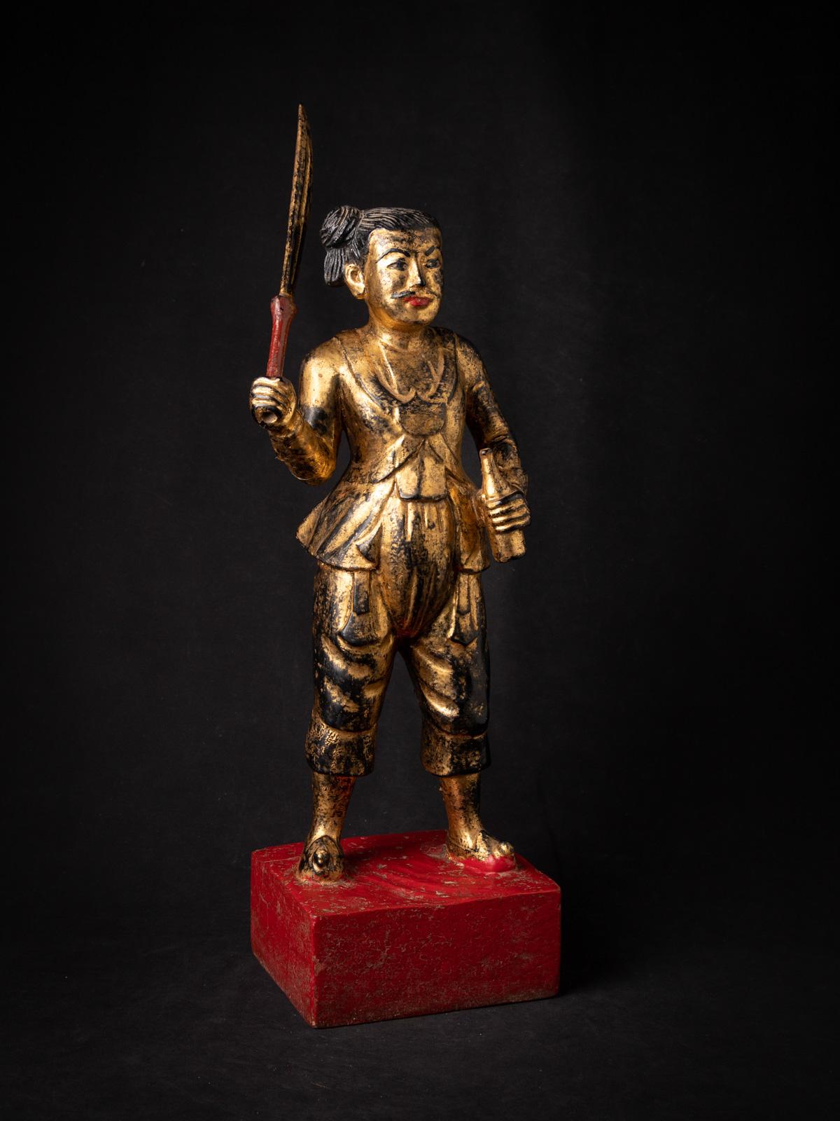 Statue antique en bois de Nat de Birmanie en vente 2