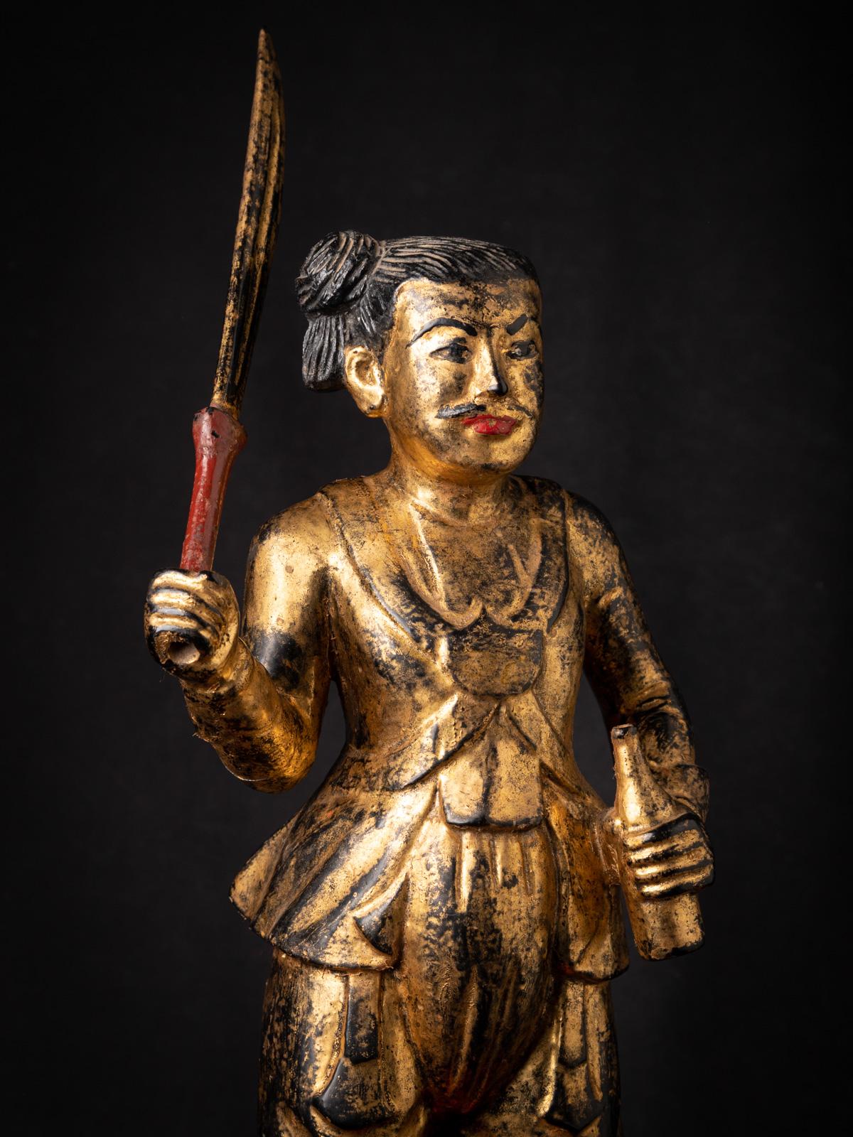 Statue antique en bois de Nat de Birmanie en vente 3