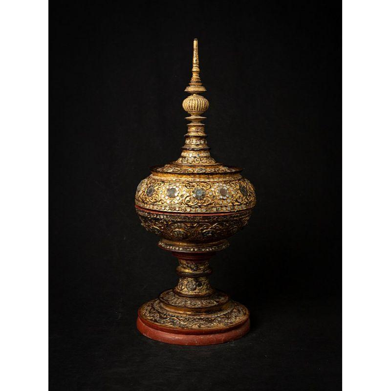Material: wood
48,5 cm high 
20,5 cm diameter
Weight: 1.217 kgs
Gilded with 24 krt. gold
Mandalay style
Originating from Burma
19th century

