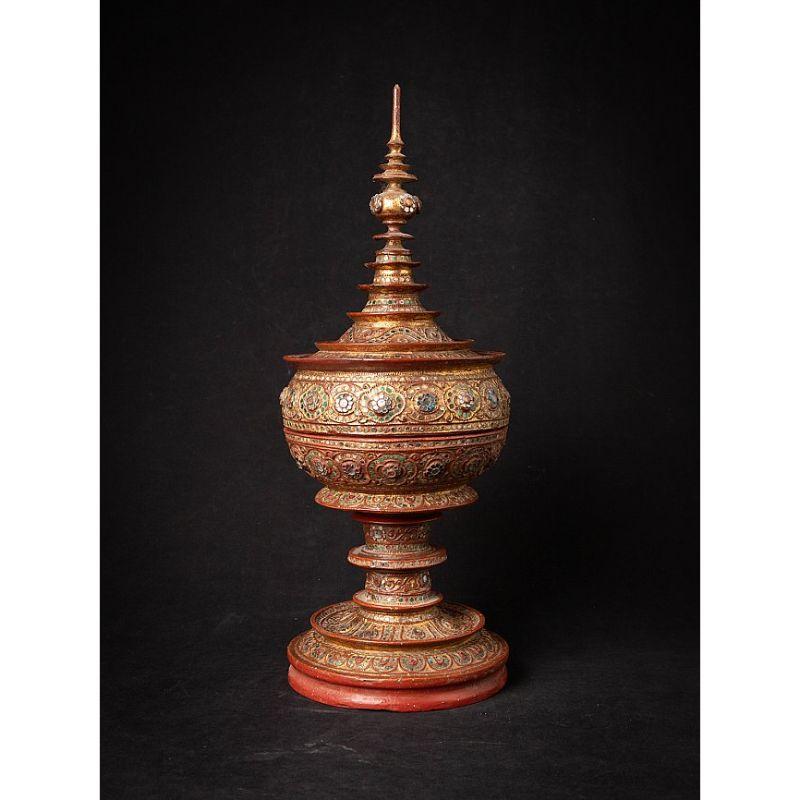 Material: wood
54,5 cm high 
21 cm diameter
Weight: 1.832 kgs
Gilded with 24 krt. gold
Mandalay style
Originating from Burma
19th century

