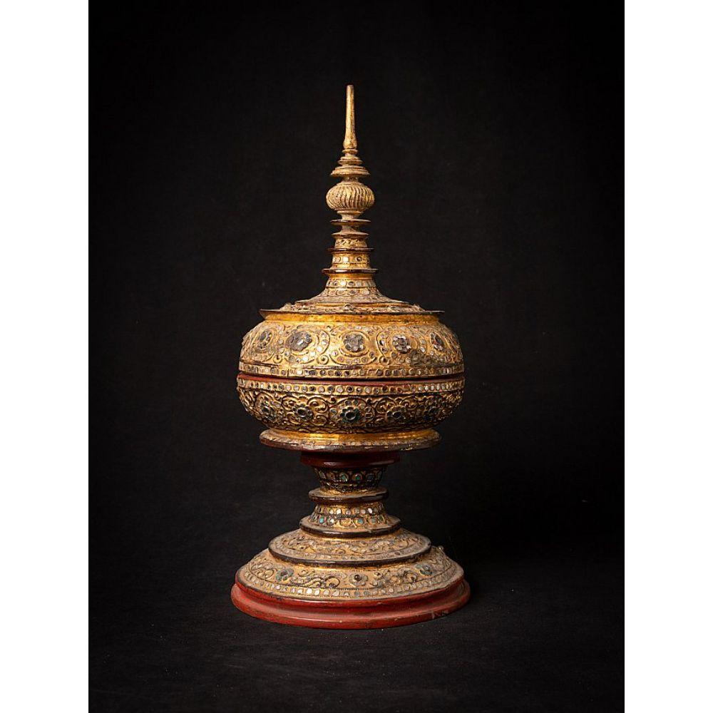 Material: wood
47,5 cm high 
20,8 cm diameter
Weight: 1.162 kgs
Gilded with 24 krt. gold
Mandalay style
Originating from Burma
19th century











